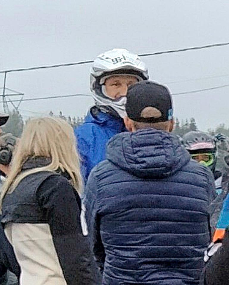 Emma kuvattiin kannustamassa palkintopallille noussutta Sami Hyypiää Sipoon motocrossradalla 11. syyskuuta.