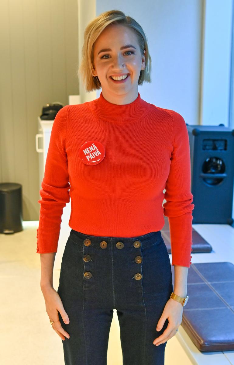 Anniina on aloittanut televisiometeorologin tehtävissä Nelosella jo vuonna 2012, mutta siirtynyt sittemmin Ylen palvelukseen.