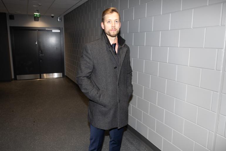 Tappara-ikoni Jukka Peltola on vakuuttunut Nokia Arenan puitteista. – Onhan tää upee!