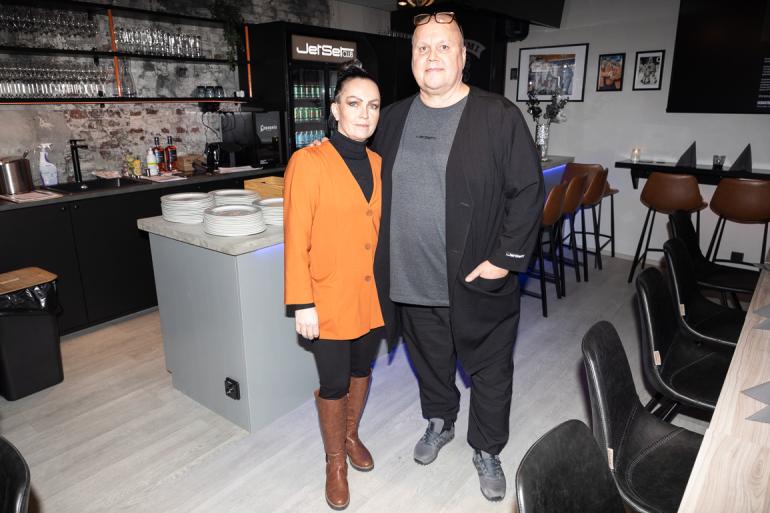 Eikä siinä vielä kaikki! Juti ja Satu pyörittävät MM-kotikisojen aikaan myös Captain’s VIP Loungea Nokia Arenan vieressä Tampereen aikuiskoulutuskeskuksessa. – Siitäkin tulee spesiaalihomma, Tappara-ikoni naulaa.