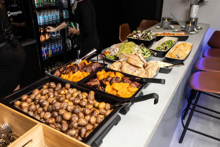 Myös VIP-aition tarjoamiset ovat Jutin sanoin "viimeisen päälle." Hyvin varustellun baaritiskin lisäksi asiakkaita palvelee tuhti buffet-pöytä.