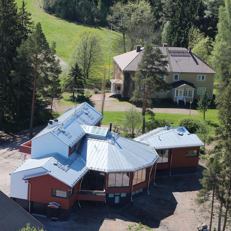 Vielä pari vuotta sitten tontille kohonneen pinkin kivilinnan kupeessa ollut vanha kartano oli keltainen.