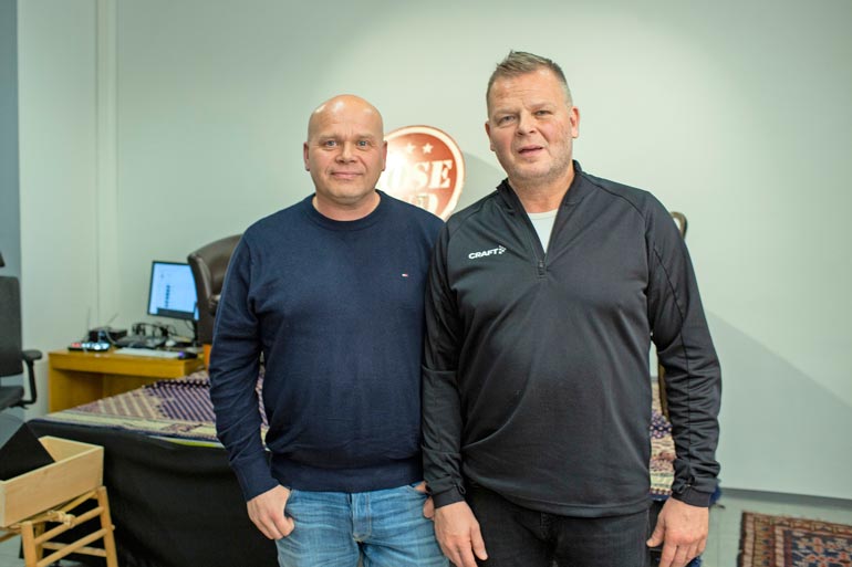 Pasi oli aikoinaan lahjakas kiekkoilija, kunnes päihteet veivät mennessään. Myöhemmin hän hinasi ex-pelikaverinsa, kiekkotähti Marko Jantusen kuiville.
