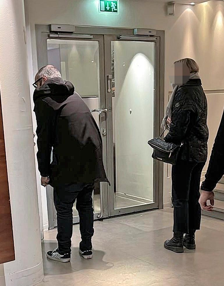 Tuomas poistui vikkelästi ravintolasta seuralaisensa kanssa.