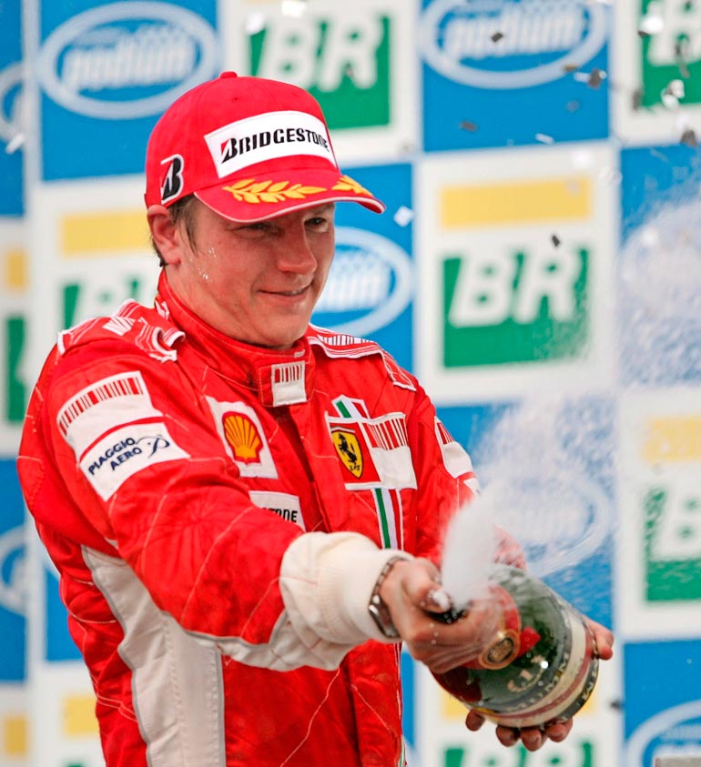 Se on siinä! Kimi tuulettaa F1-mestaruutta 2007. Suomalainen on yhä viimeisin maailmanmestaruuden voittanut Ferrari-kuski.