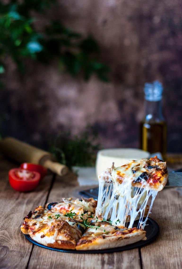 Kinkkupizza syntyy myös joulukinkusta.