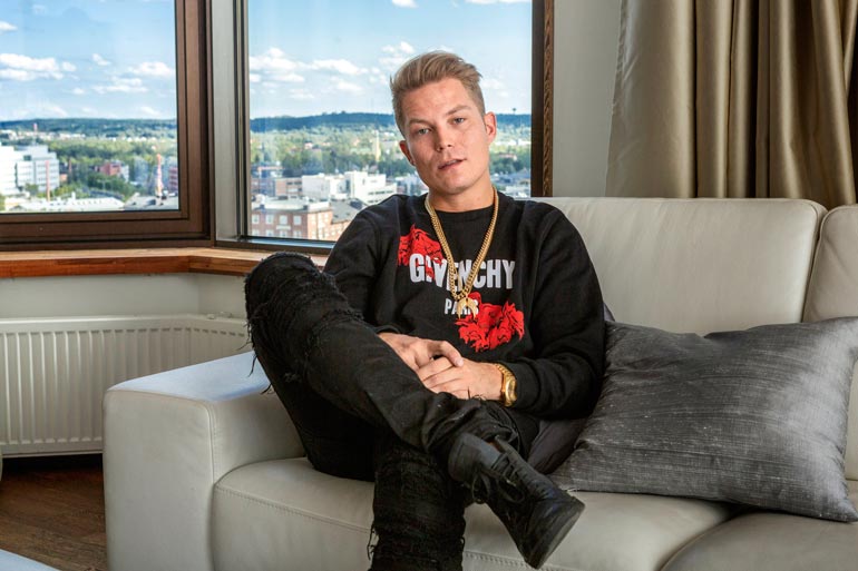 Cheekinä tunnettu Jare Tiihonen on siirtynyt rap-uransa jälkeen yhä vahvemmin rakennusbisneksiin, jotka ovat tuottaneet harmaita hiuksia lahtelaislähtöiselle miljonäärille.
