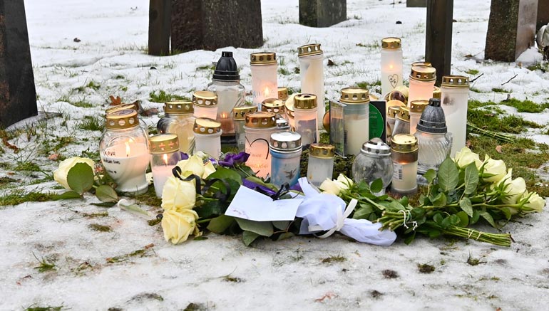 41-vuotiaana kuolleen Alexin haudalla palaa kynttilöitä. Fanit voivat käydä jättämässä tervehdyksensä Malmin hautausmaalla, Helsingissä.
