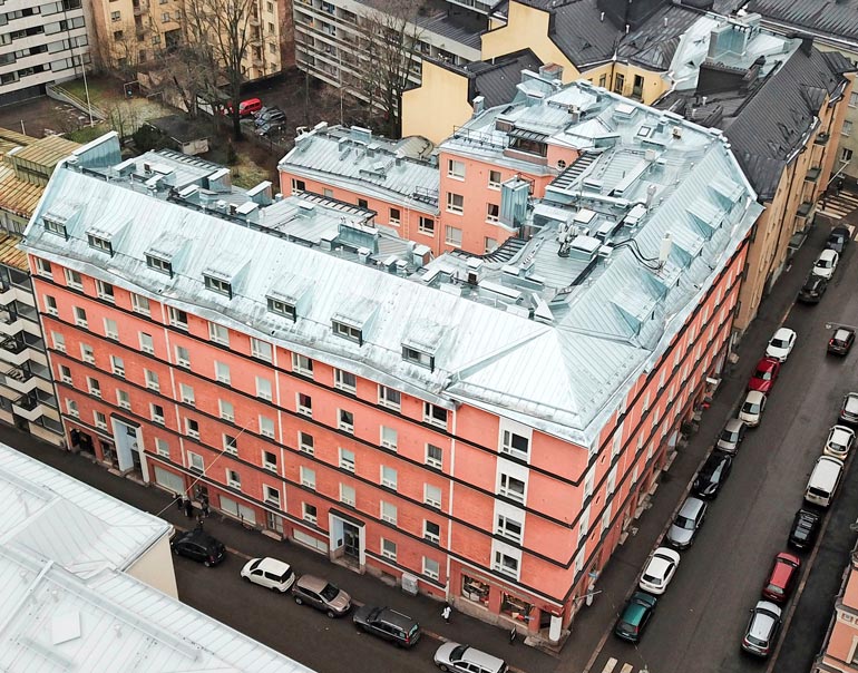 Kohun keskellä olevat ullakkotilat sijaitsevat Punavuoressa, yhdellä Helsingin trendikkäimmistä asuinalueista.