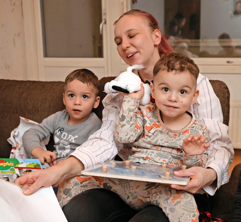 Kaksoset Anton ja Alex riemastuivat, kun joulupaketeista löytyi toivottuja leluja.