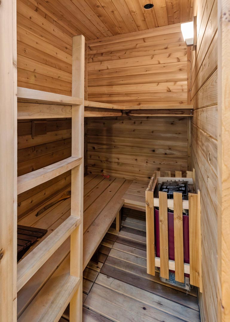 Kartanon sauna on suomalaissilmin vähintäänkin erikoinen.