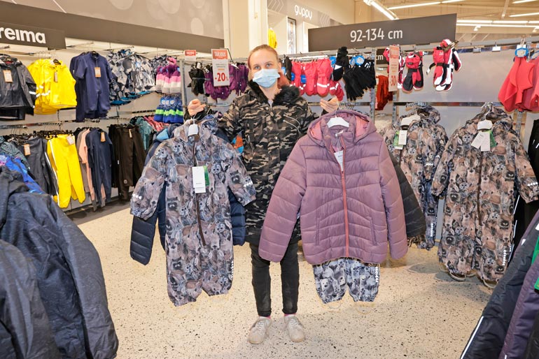 Katja valitsi kaupassa jokaiselle lapselleen uuden talvitakin. – Ihania kuoseja, hän ihasteli.