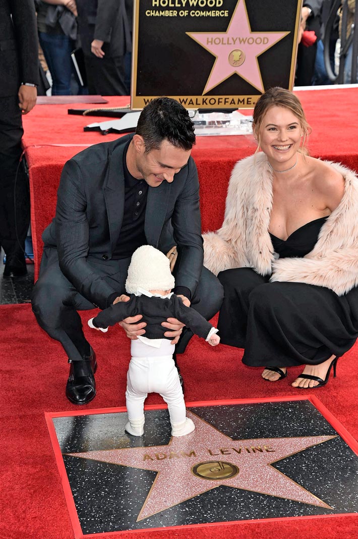 Behati ja piltti Dusty Rose olivat juhlissa mukana, kun Adam sai tähden Hollywoodin Walk of Famelle helmikuussa 2017.