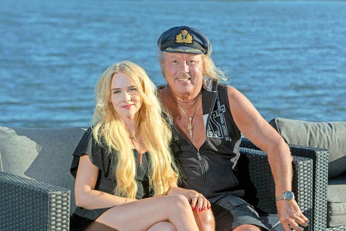Kilttinä seuraneitinä tunnettu Helmi Loukasmäki väläyttelee pippurista puoltaan. Enkelimäinen blondi pitää kynsin ja hampain kiinni paikastaan Dannyn rinnalla. – Minulla ei ole mitään aihetta luovuttaa paikkaani!