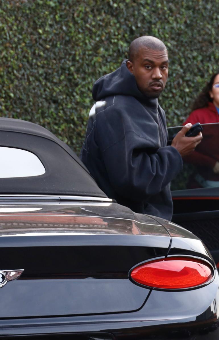 Kanye tuijotti tuiman näköisenä kuvaajia.