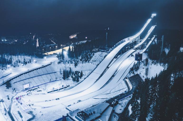 Vaikka Jari Litmasen kotikaupunki onkin, Salpausselkien syleilyssä sijaitseva Lahti tunnetaan talviurheilupaikkakuntana. Kuvassa kaupungin ikoniset hyppyrimäet.