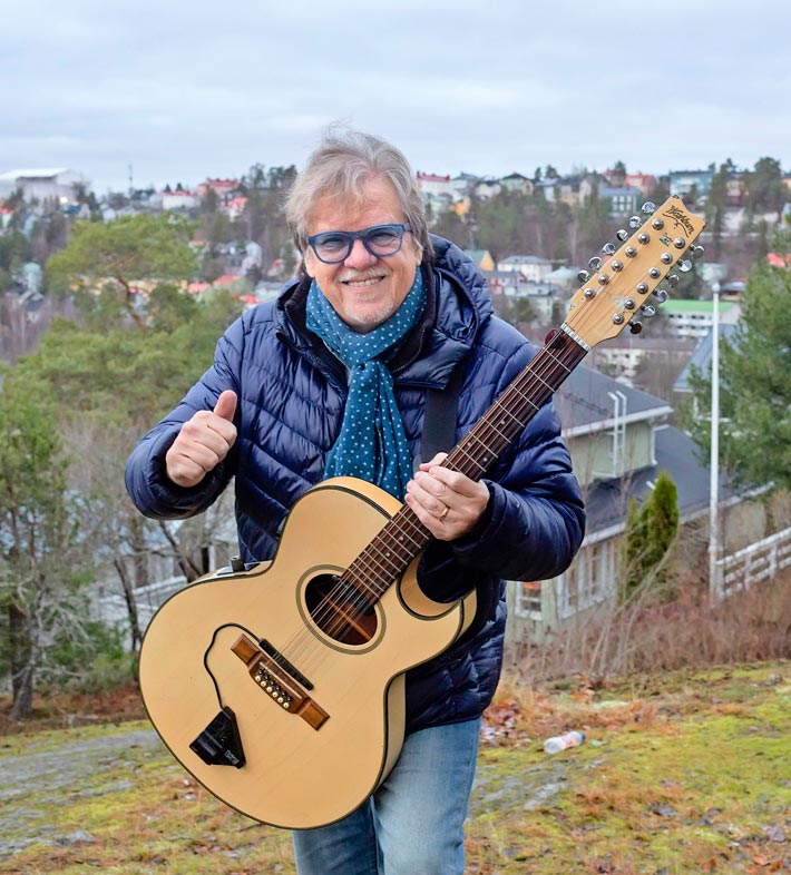 Mikko Alatalon hittejä ovat muun muassa Känk-käränkkä, Maalaispoika oon, Rikoo on riskillä ruma sekä Suojelusenkeli.