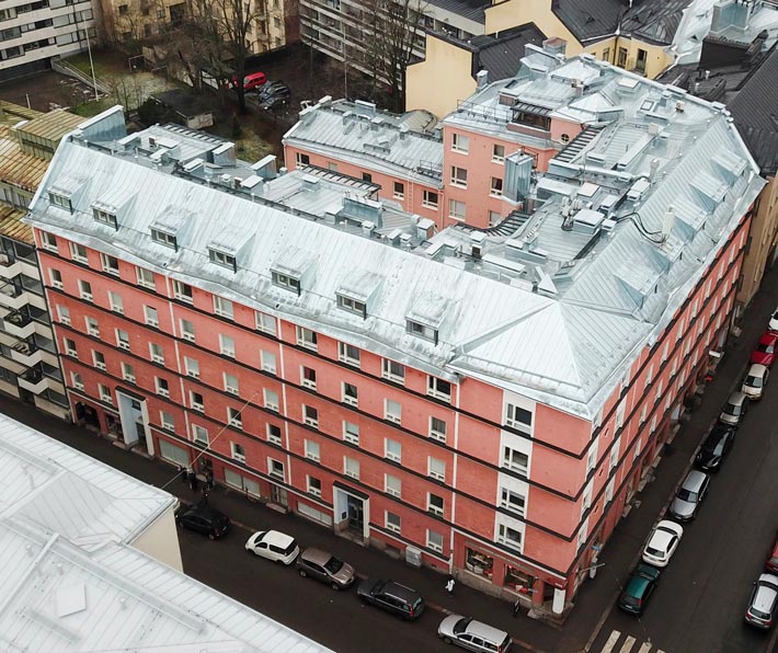 Tästä taloyhtiöstä Maria ja Jotti ostivat miljoonahuoneiston. Samalla Maria järjesteli naapurista arvoasunnon myös äidilleen.