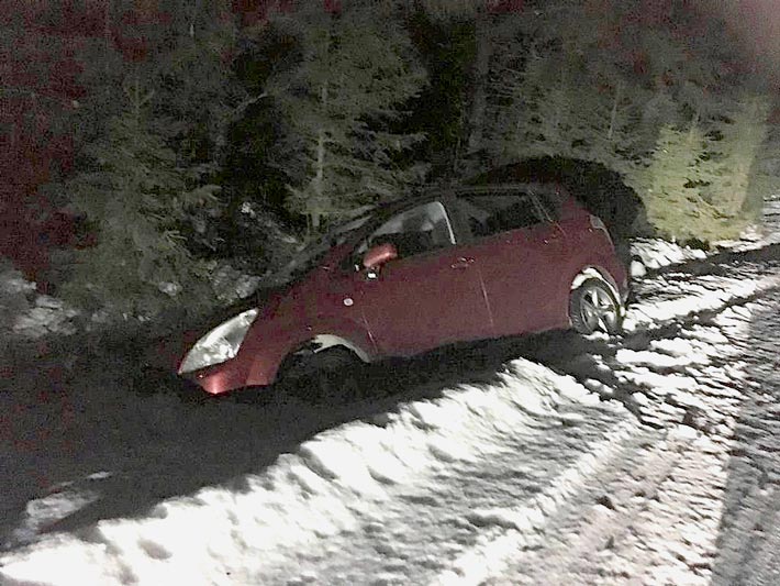Janin nimissä oleva auto ajautui ulosajossa syvälle penkkaan. Tapahtumapaikka on Petäjäjärvellä.