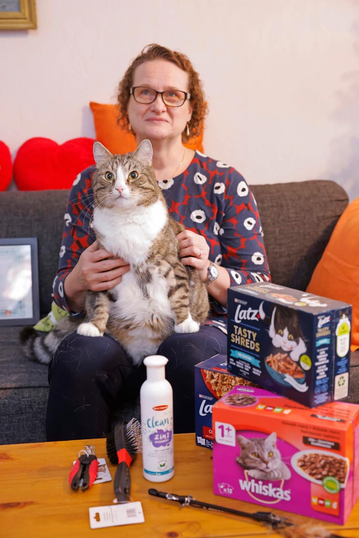 Seiska kävi Tiina Virtasen luona ja vei Happy Daylle tuliaisiksi turkinhoitovälineitä, herkkuja ja lelun.