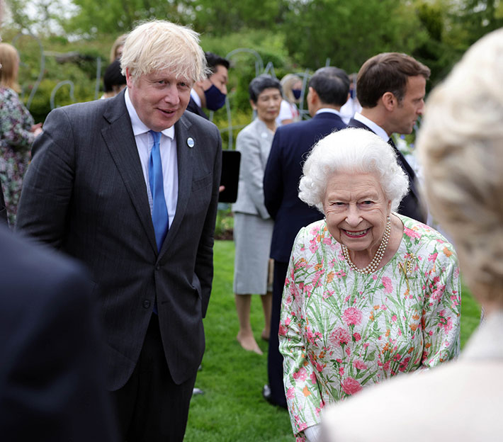 Kuningatar Elisabet ja pääministeri Boris Johnson