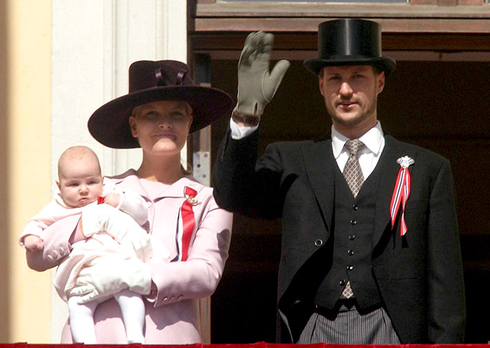 Norjan kruununprinssipari Haakon ja Mette-Marit sekä prinsessa Ingrid