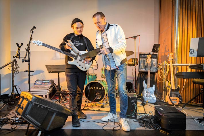 Tapsan lapset ovat perineet isänsä musikaalisuuden. Jone-poika soittaa bändissä kitaraa.