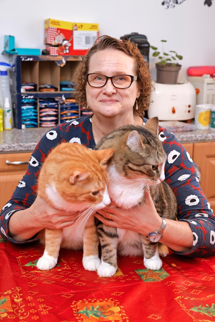 Tiinan rakkaat kissat ovat sisaruksia. – Happy pelasti minut tulipalosta, minä pelastin Sunnyn, Tiina hymyilee.