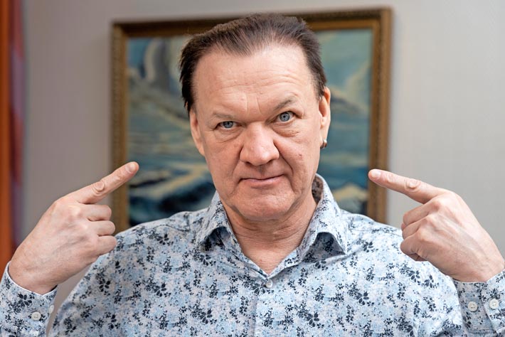Kolarissa irronnut alahuuli jäi tunnottomaksi, kun hermoradat katkesivat. Tapsa joutui opettelemaan uuden tavan laulaa.