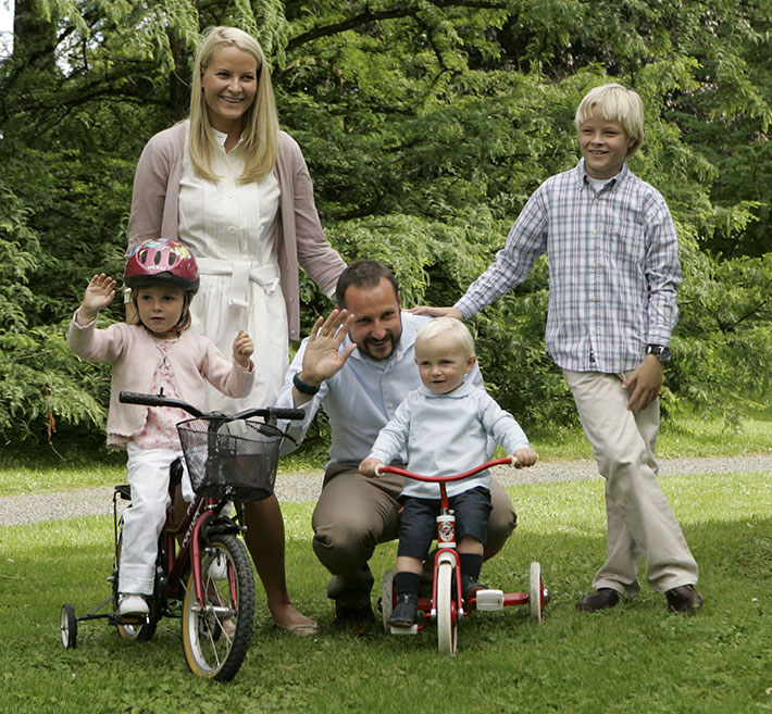 Norjan kruununprinssipari Haakon ja Mette-Marit sekä prinsessa Ingrid, prinssi Sverre ja Marius Borg Höiby