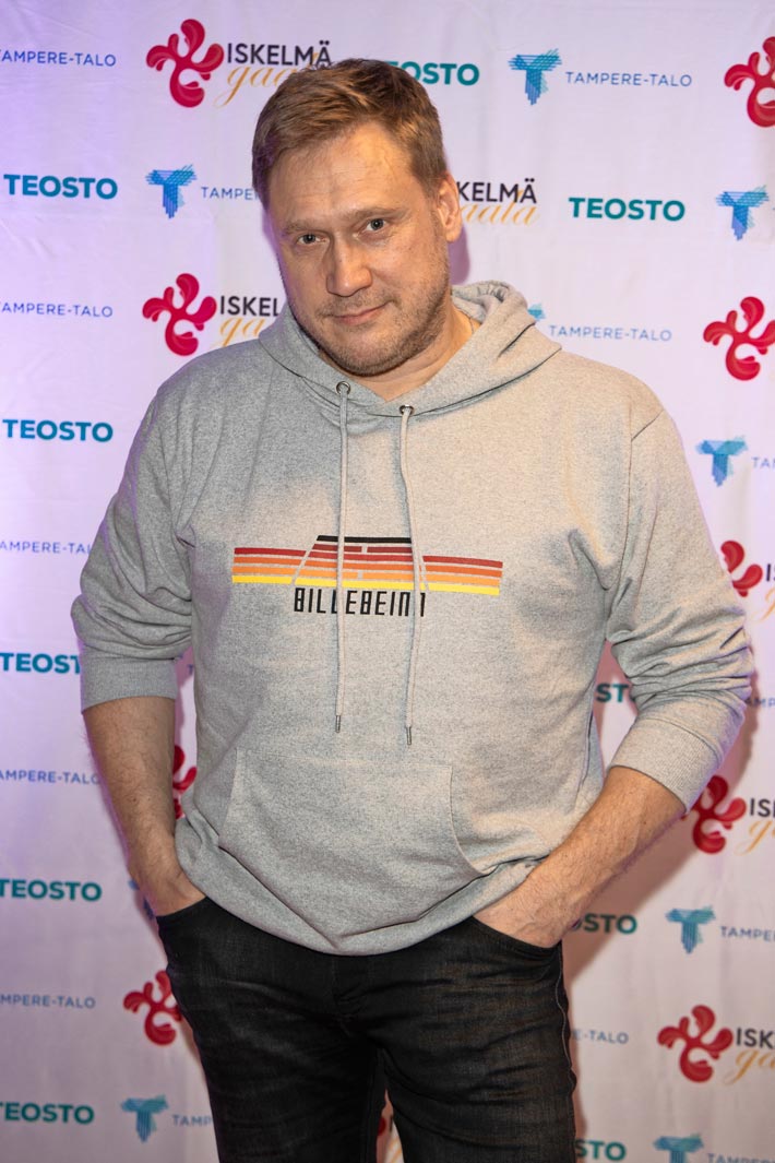 Kirjassaan Samuli paljastaa olleensa rakastunut näyttelijä Katariina Kaitueen lisäksi malli Vera Jordanovaan ja ex-vaimoonsa Laura Tuomarilaan.