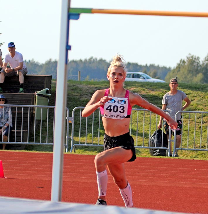 Lahjakkaan urheilijan ennätys korkeushypyssä on 194 senttiä. Ennen korkeushyppyä Jade harrasti myös pituushyppyä ja aitajuoksua.