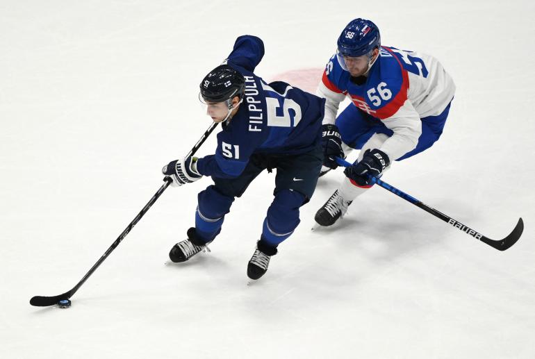Suomen Valtteri Filppula vie ja Slovakian Marko Dano vikisee. Leijonat löi slovakit jo alkusarjassa, jatkuuko sama ryöpytys myös olympialätkän välierässä?