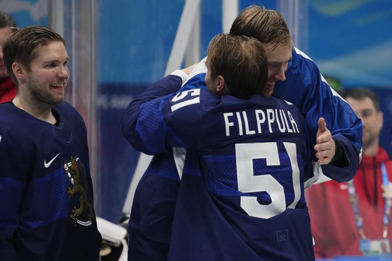 Leijonien kapteenistoon kuuluvat Valtteri Filppula ja Marko "Mörkö" Anttila nähdään Hki-Vantaan lentokentällä.