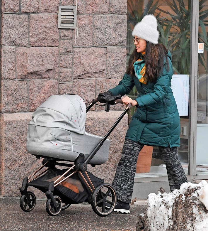 Alexandra valitsi ökyrattaisiinsa hopeisen kuomun, jossa on koristekuvia. Pienet etupyörät pyörivät huonosti loskalumessa.