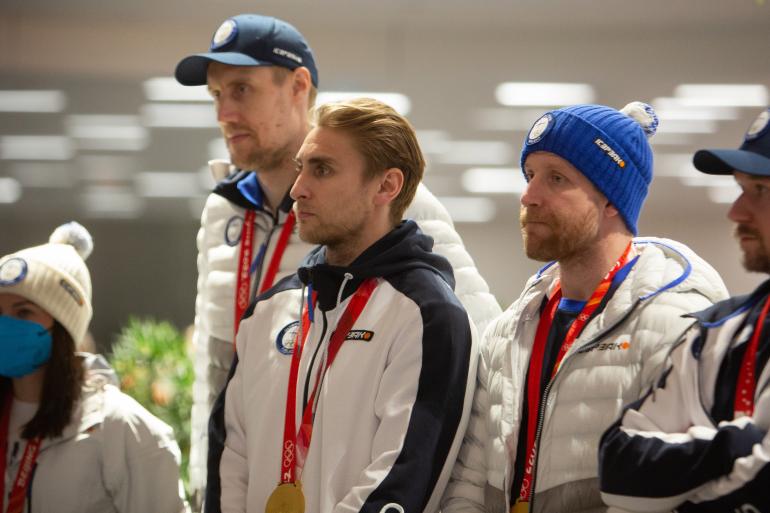 Väsyneitä Leijonia seisotettiin loputtoman pitkään juhlapuheiden kourissa, joita moni paikalla olleista ei edes kuullut.