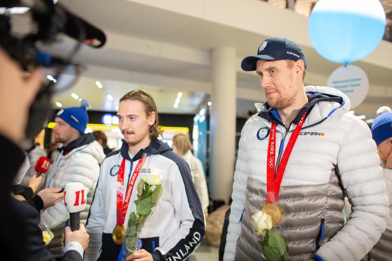 Leijonien telaketjun sankarit olivat haluttuja haastateltavia. Kuvassa olympiakullan ratkaissut Hannes Björninen (vas.) ja Marko-Mörkö Anttila.