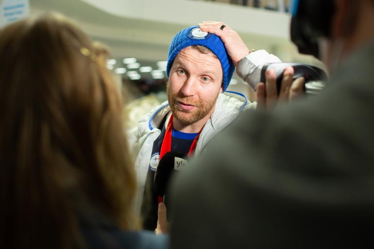 Olympiakultaa voittaneen Leo Komarovin haastattelun sai, jos sattui seisomaan oikeassa paikassa.