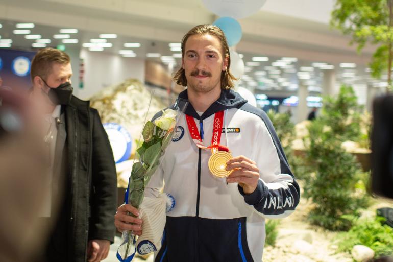 Koko Suomen pensselisetä! Hannes Björninen esittelee olympiakultamitalia Helsinki-Vantaalla.