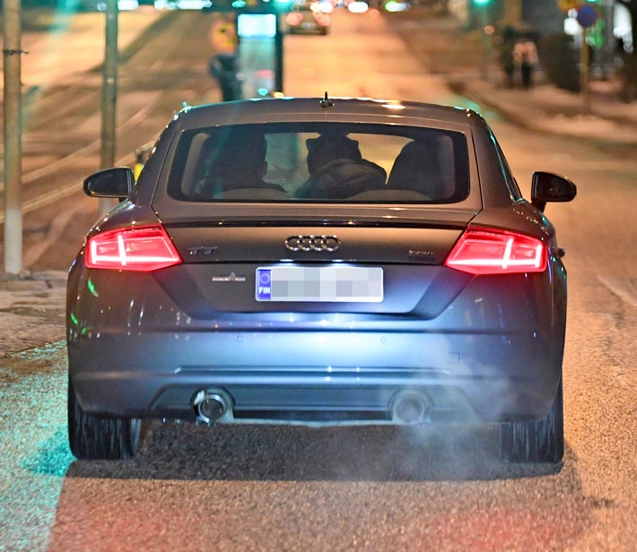 Kolmikko huristeli sporttisella Audi TT -urheiluautolla pitkin öisiä katuja. Turvamiehiä ei ollut paikalla.