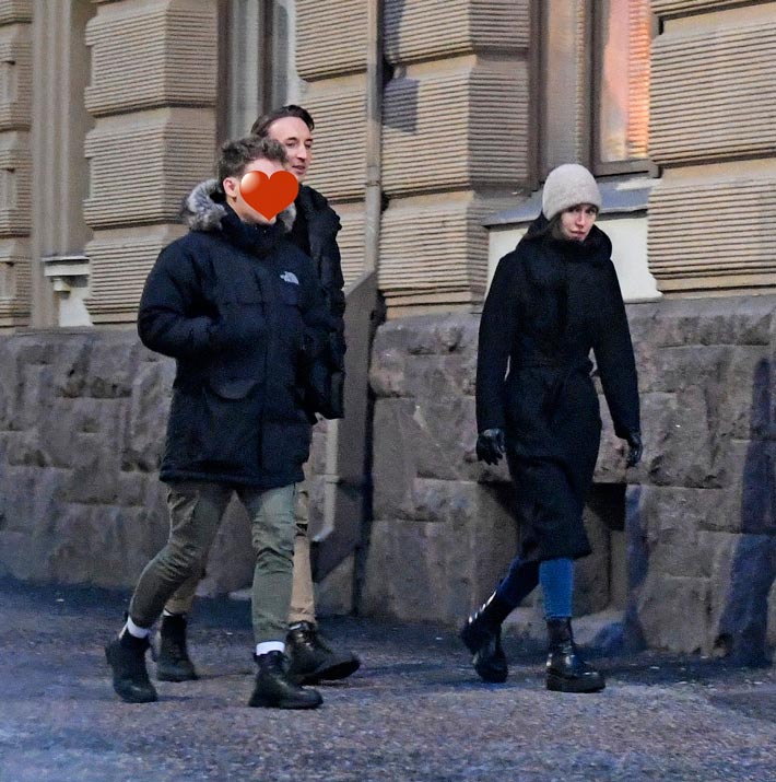 Sanna, Ilmari ja Ilmarin ystävä kävelivät Kampin ostoskeskuksesta Helsingissä pääministerin asunnolle ilman turvamiehiä.