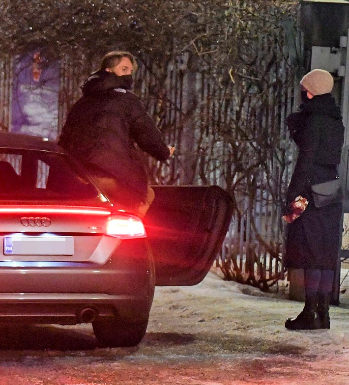 Kesärannan edessä Ilmari ja Sanna tiesivät jo, että heitä kuvataan, niinpä he olivat laittaneet koronamaskit kasvoilleen.