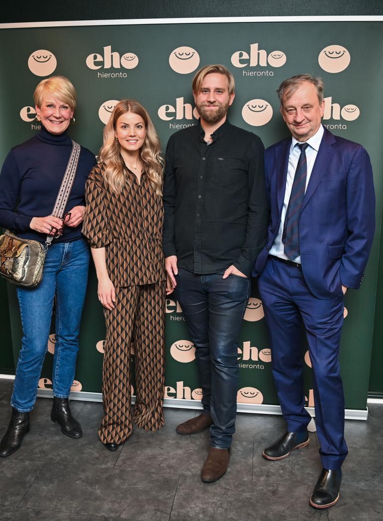 Leena Harkimo, Janni Hussi, Joel Harkimo & Hjallis Harkimo kuvattuna EHO-hierontaputiikin avajaisissa Helsingin Eteläisellä Hesperiankadulla.