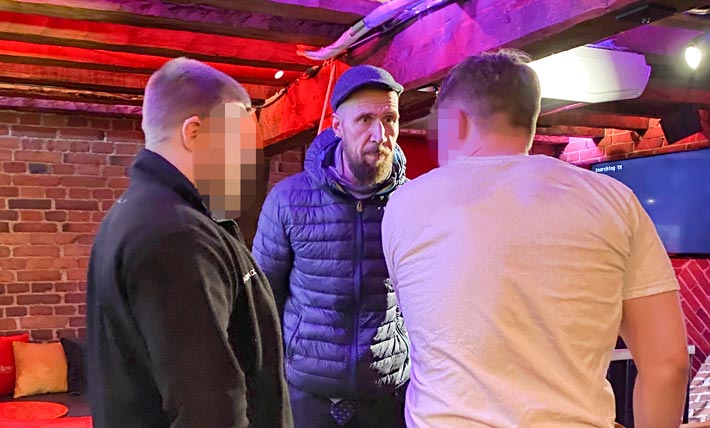 Portsari (vas.) oli tilanteessa paikalla, kun Touko kävi kiivasta keskustelua seurueen pahoinpidellyn jäsenen kanssa.