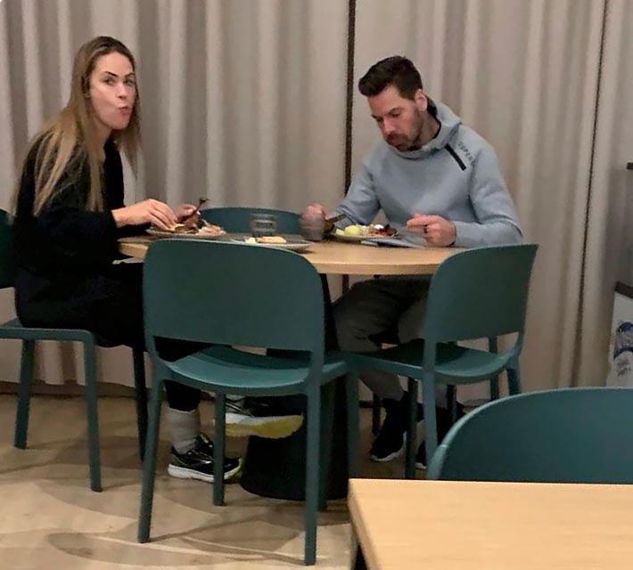Jo kahdesti eronneet Martina Aitolehti ja Hannu ”Hank” Pikkarainen näyttäytyivät julkisesti yhdessä Vierumäellä. Kaksikko aterioi muina henkilöinä täpötäydessä lounasravintolassa.