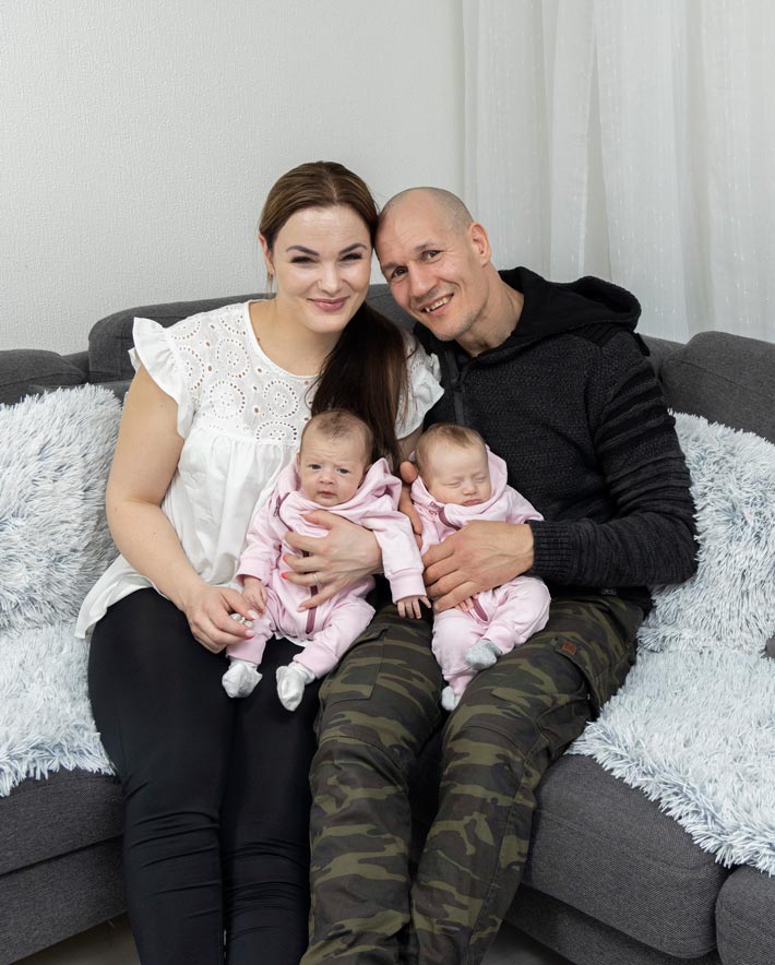 Nadia Ammourille ja Amin Asikaiselle tieto monikkoraskaudesta oli aluksi shokki. – Amin ravasi ympäri huonetta ja minä vain nauroin. Tilanne oli kuin jostain komediasta.