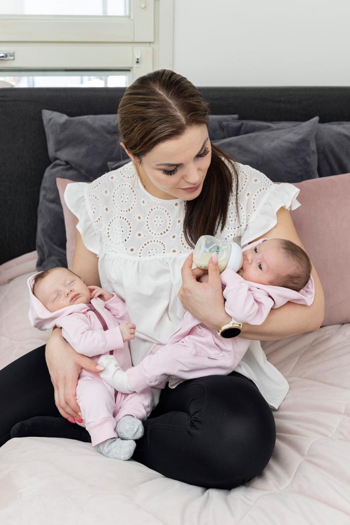 Äidin huoli oli raastavaa, sillä lääkärit eivät osanneet sanoa mitään tyttövauva B:n käsivaurion laajuudesta . – Piti vain odottaa, Nadia huokaa.