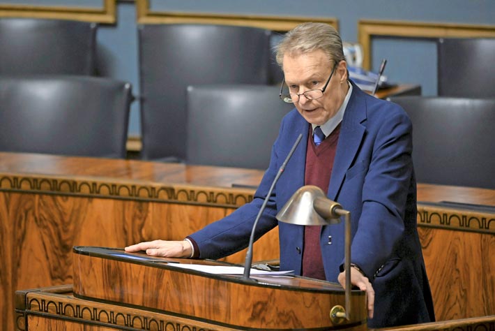 Ilkka Kanerva on arvostettu ulkopolitiikan asiantuntija. Puolustusvaliokunnan puheenjohtaja kuvattiin eduskunnassa joulukuussa 2021.