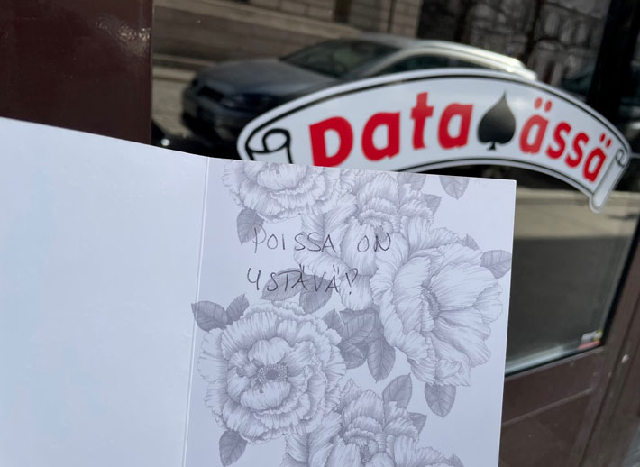 Pataässän eteen oli tuotu hautakynttilä ja kortti.