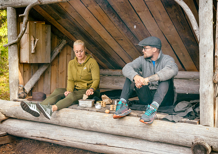 Teemu ja Taina odottavan laavulla kaksintaisteluaan.